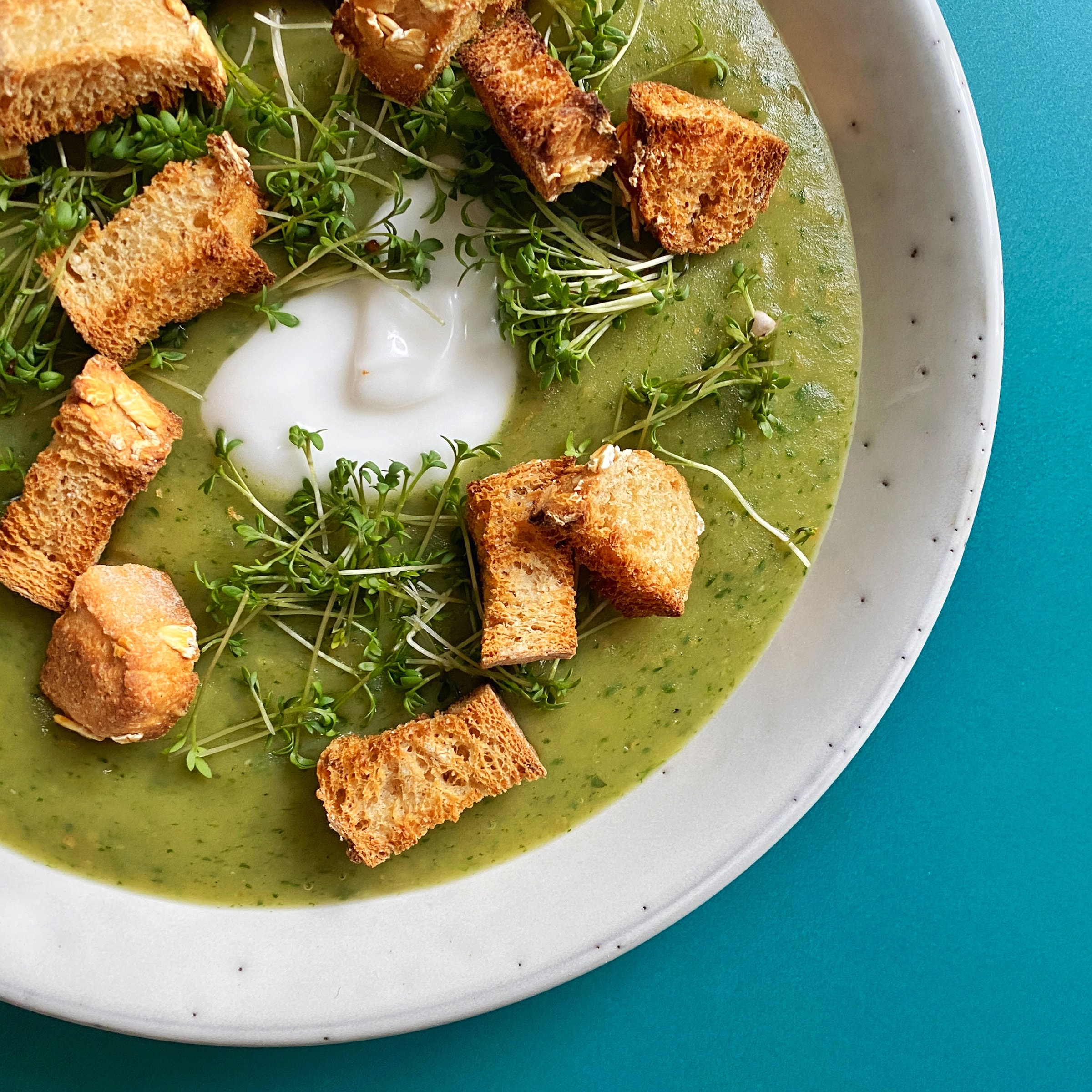 Bärlauchsuppe mit glutenfreien Haferbrötchen-Croutons Rezept selbst ...