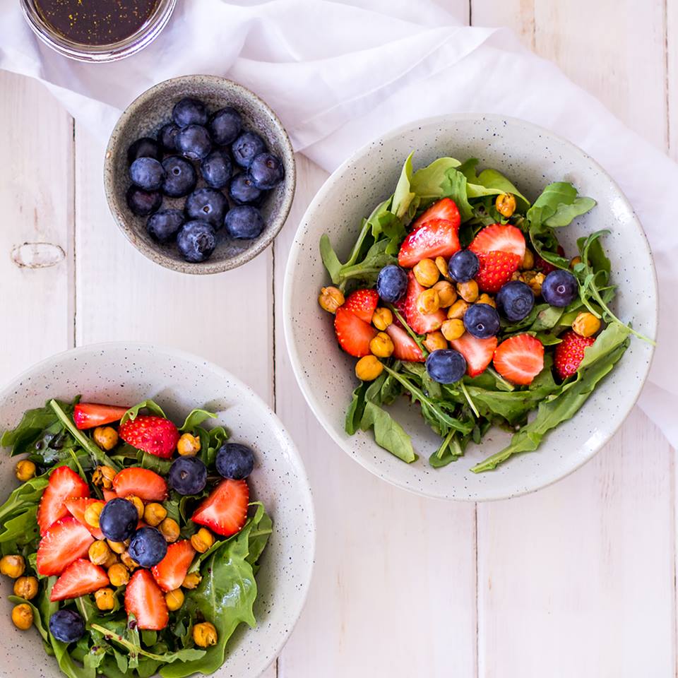 Blattsalat mit Heidelbeer-Vinaigrette