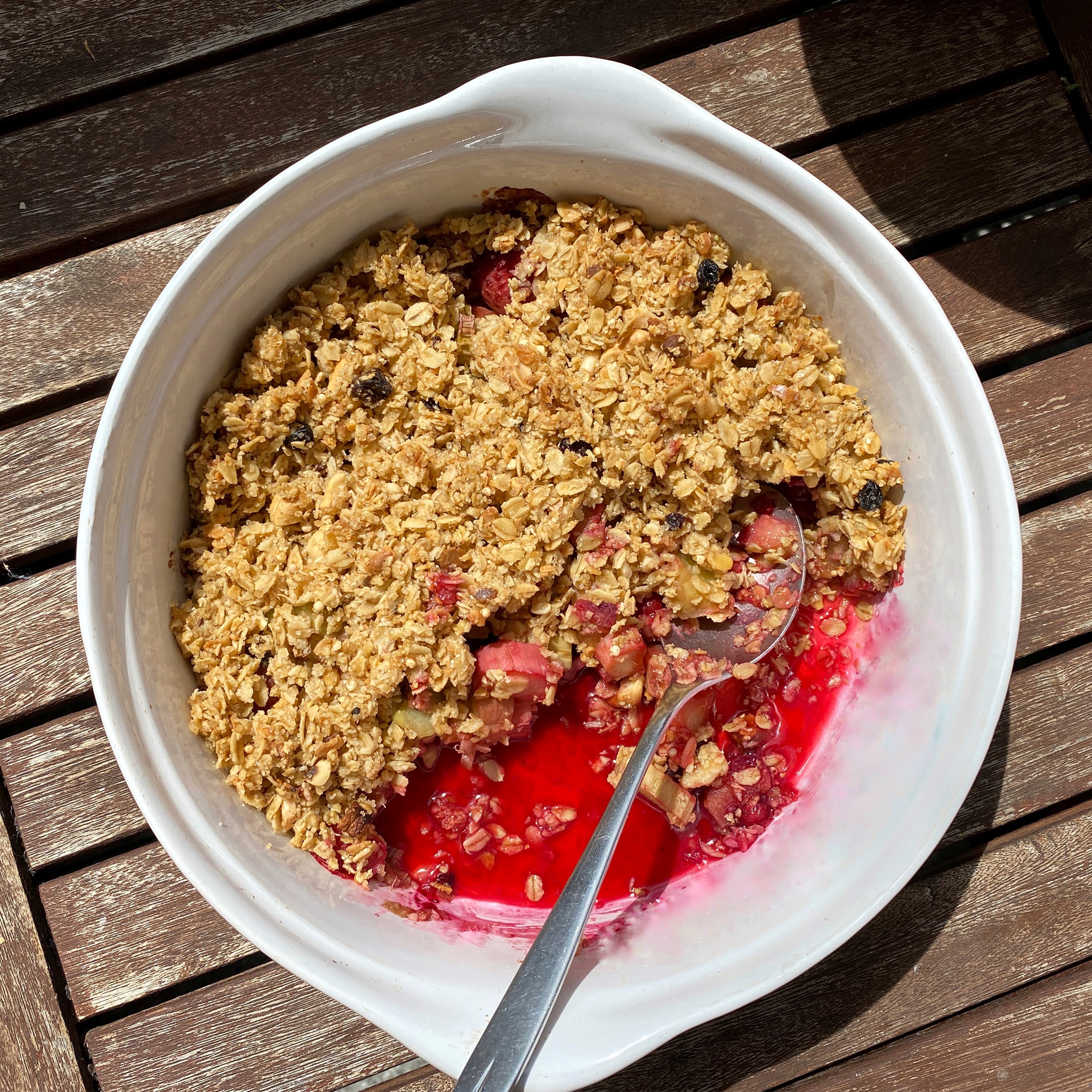 Glutenfreies Erdbeer-Rhabarber-Crumble Rezept selbst machen | Alnavit