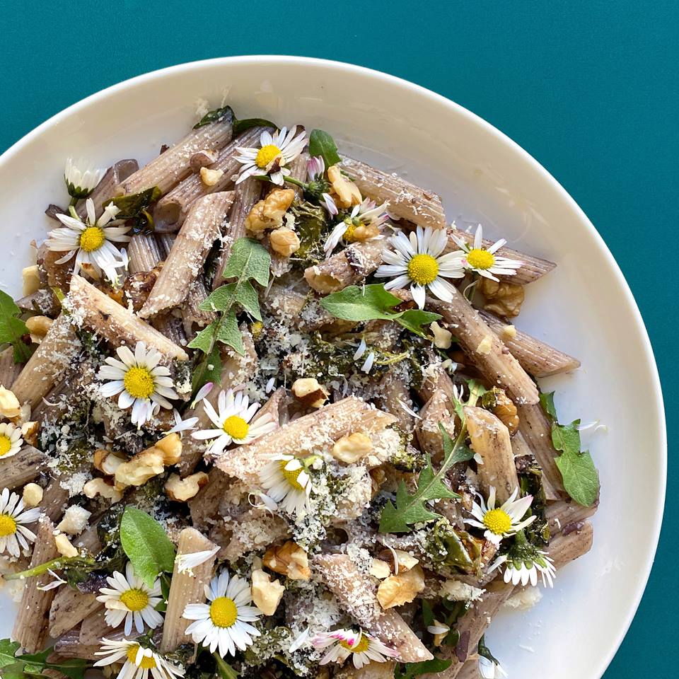 Frühlingspenne mit Gänseblümchen und Löwenzahn