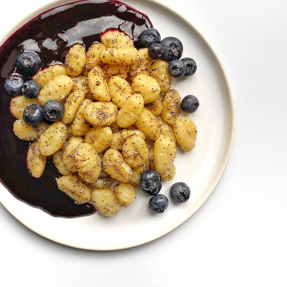 Germknödel-Gnocchi mit Heidelbeersoße