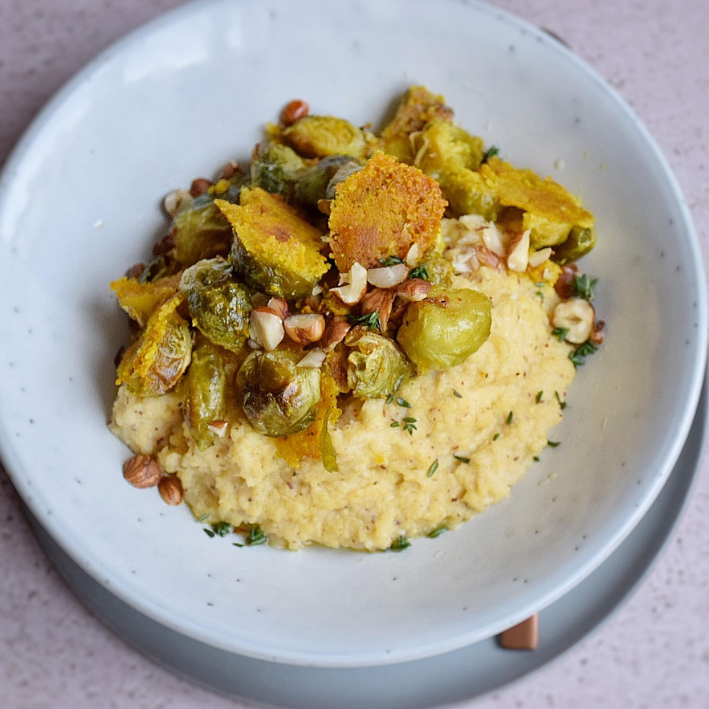 Glutenfreies Haselnuss Polenta mit knusprigem Rosenkohl Rezept selbst ...