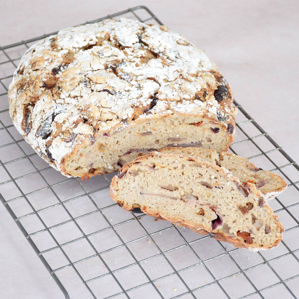 Landbrot mit Zwiebel und Tomate 